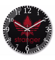 Stranger Things Stranger   Duvar Saati Bombeli Gercek Cam