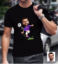 BK Gift Kişiye Özel Bay Bordo Mavi Futbolcu Karikatürlü Siyah T-Shirt