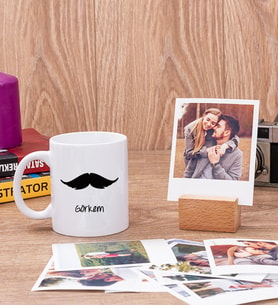 Bıyık Tasarım Beyaz Kupa Bardakve Ahşap Standlı Polaroid Set