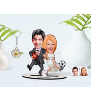 BK Gift Kişiye Özel Sevgililer Karikatürlü 3D Ahşap Biblo ve İsimli Gold Papatya Anahtarlık-15 (Model 1)