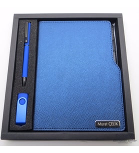 Wings W97 Lacivert 15x21 Defter + Kalem + 16Gb. Usb Bellek Seti  Hepsi İsme Özel - Hediyelik Set