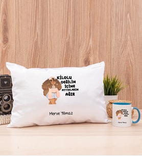 İçime Attıklarım Ağır Dikdörtgen Yastık ve Mavi Kupa Bardak