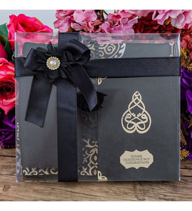 Hediyelik Kadife Kaplı Yasin Kitabı, Seccade, Şal, İnci Tesbih, Asetat Kutulu (26×23) Set - Siyah (Model 1)