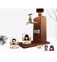 BK Gift Kişiye Özel Renkli Baskılı Erkek ve Kadın Silüet Tasarımlı İkili Viski Bardağı ve Ahşap Viski Standı Hediye Seti-1 (Model 1)