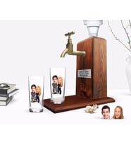 BK Gift Kişiye Özel Renkli Baskılı Sevgililer Karikatürlü İkili Rakı Bardağı ve Ahşap Rakı Standı Hediye Seti-7 (Model 1)