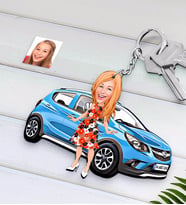 BK Gift Kişiye Özel Bayan Opel Mokka Figürlü Plakalı Ahşap Karikatür Anahtarlık-2 (Beyaz)