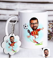 BK Gift Kişiye Özel Sarı Kırmızı Futbolcu Karikatürlü Beyaz Kupa ve Anahtarlık Hediye Seti (Model 1)