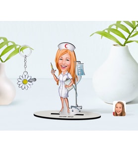 BK Gift Kişiye Özel Hemşire Karikatürlü 3D Ahşap Biblo ve İsimli Silver Papatya Anahtarlık-2 (Model 1)