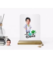 BK Gift Kişiye Özel Erkek Eczacı Karikatürlü Ahşap Standlı Çerçeve-1 (Beyaz)