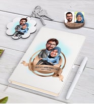 BK Gift Kişiye Özel Yılın En Mükemmel Çifti Karikatürlü Beyaz Defter Kalem ve Anahtarlık Hediye Seti-59 (Model 1)