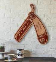 BK Gift Kişiye Özel İsimli Ustura Figürlü Ahşap Kapı & Duvar Objesi (Beyaz)