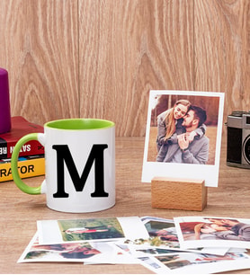 Baş Harfli Yeşil Kupa Bardak ve Ahşap Standlı Polaroid Set
