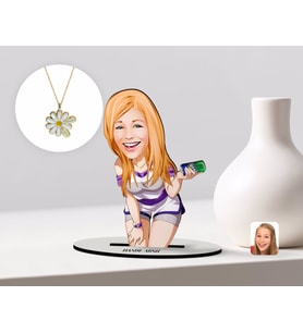 BK Gift Kişiye Özel Kadın Karikatürlü 3D Ahşap Biblo ve İsimli Tarihli Papatya Kolye Seti-36 (Model 1)