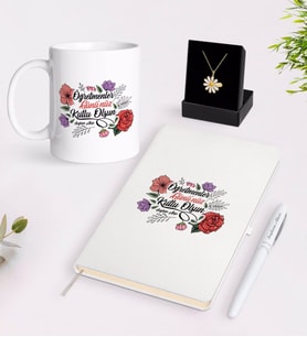 BK Gift Kişiye Özel Öğretmenler Gününüz Kutlu Olsun Beyaz Kupa Defter Kalem ve İsimli Papatya Kolye Hediye Seti-5 (Model 1)