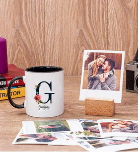 Baş Harfli ve İsimli Siyah Kupa Bardak ve Ahşap Standlı Polaroid Set