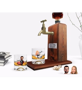 BK Gift Kişiye Özel Renkli Baskılı Erkek ve Kadın Patron Karikatürlü İkili Viski Bardağı ve Ahşap Viski Standı Hediye Seti-2 (Model 1)