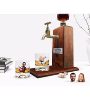 BK Gift Kişiye Özel Renkli Baskılı Erkek ve Kadın Patron Karikatürlü İkili Viski Bardağı ve Ahşap Viski Standı Hediye Seti-2 (Model 1)