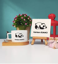 Uykucu Panda Tasarımlı Kişiye Özel Hediye Panda Ahşap Altlıklı Fincan ve Dekoratif Taş Baskı Hediye Seti