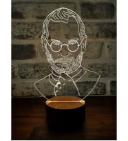 Steve Jobs Figürlü Dekoratif Hediye Led Masa Lambası 7 Işık Rengi Ahşap Taban