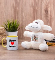 Sevgililere Özel İsim Yazılı Sarı Kupa Bardak ve Peluş Koyun