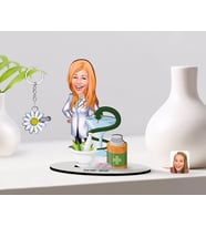 BK Gift Kişiye Özel Kadın Eczacı Karikatürlü 3D Ahşap Biblo ve İsimli Silver Papatya Anahtarlık-2 (Model 1)