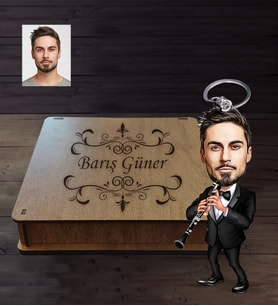 Kişiye Özel Klarnetçi Karikatürlü  Ahşap Anahtarlık Kutulu Bay-1
