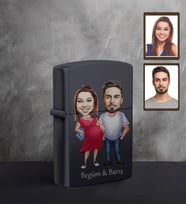 Kişiye Özel Sevgili Karikatürlü UV Baskılı Siyah Benzinli Çakmak Model 14