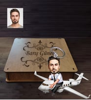 Kişiye Özel Pilot Karikatürlü  Ahşap Anahtarlık Kutulu Bay-1