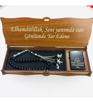 GÜMÜŞ BAŞ HARFLİ ONİKS TESBİH VE YAZILI ÇAKMAK - YAZILI AHŞAP KUTU HEDİYE