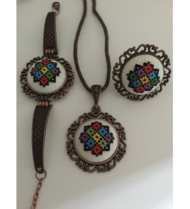 Renkli Motif İşlemeli Kanaviçe Kolye, Bileklik, Yüzük 3'lü Takım