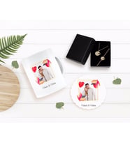 BK Gift Kişiye Özel Sevgililer Günü Temalı İsimli Fotoğraflı Kupa Bardak Altlığı ve Kolye Bileklik Hediye Seti-28 (Model 1)
