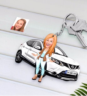 BK Gift Kişiye Özel Bayan Nissan Qashqai Figürlü Plakalı Ahşap Karikatür Anahtarlık-1 (Beyaz)