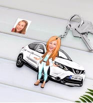 BK Gift Kişiye Özel Bayan Nissan Qashqai Figürlü Plakalı Ahşap Karikatür Anahtarlık-1 (Beyaz)