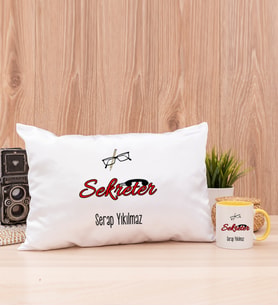Sekreter Dikdörtgen Yastık ve Sarı Kupa Bardak