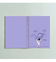 Astronot Saturn Tasarımlı Spiralli A5 96 Yaprak Çizgisiz Defter