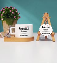 Anestezi Uzmanı Tasarımlı Kişiye Özel Hediye Anestezi Uzmanı Ahşap Altlıklı Fincan ve Anahtarlık Seti