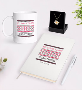 BK Gift Kişiye Özel El Sanatları Öğretmeni Beyaz Kupa Defter Kalem ve İsimli Papatya Kolye Hediye Seti (Model 1)