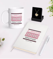 BK Gift Kişiye Özel El Sanatları Öğretmeni Beyaz Kupa Defter Kalem ve İsimli Papatya Kolye Hediye Seti (Model 1)