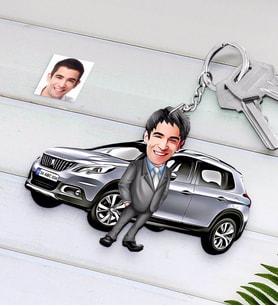 BK Gift Kişiye Özel Erkek Peugeot 2008 Figürlü Plakalı Ahşap Karikatür Anahtarlık-1 (Beyaz)