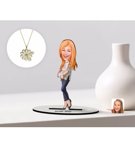 BK Gift Kişiye Özel Kadın Karikatürlü 3D Ahşap Biblo ve İsimli Tarihli Papatya Kolye Seti-11 (Model 1)