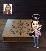 Kişiye Özel Fotoğrafçı Karikatürlü  Ahşap Anahtarlık Kutulu Bayan-3