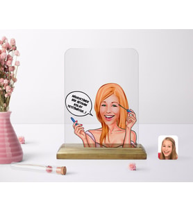 BK Gift Kişiye Özel Kadın Kolay Yetişmiyor Karikatürlü Ahşap Standlı Çerçeve-7 (Beyaz)