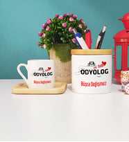 Mesajlı Odyolog Tasarımlı Kişiye Özel Odyolog Ahşap Altlıklı Türk Kahvesi Fincanı ve Kalemlik Hediye Seti