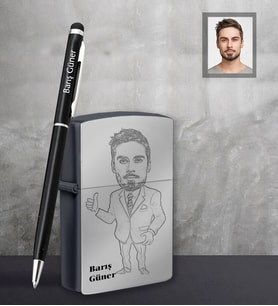 Kişiye Özel Öğretmen Karikatürlü Siyah Çakmak Kalem Hediye Seti Bay-11 (Model 1)
