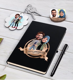 BK Gift Kişiye Özel Yılın En Mükemmel Çifti Karikatürlü Siyah Defter Kalem ve Anahtarlık Hediye Seti-60 (Model 1)