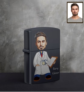 Kişiye Özel Doktor Karikatürlü UV Baskılı Siyah Benzinli Çakmak Bay-1