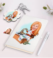 BK Gift Kişiye Özel Kadın Patron Karikatürlü Beyaz Defter Kalem ve Anahtarlık Hediye Seti-3 (Model 1)