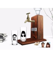 BK Gift Kişiye Özel Renkli Baskılı Erkek ve Kadın Silüet Tasarımlı İkili Rakı Bardağı ve Ahşap Rakı Standı Hediye Seti-1 (Model 1)