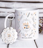 BK Gift Kişiye Özel Öğretmenler Günümüz Kutlu Olsun Beyaz Kupa ve Anahtarlık Hediye Seti-1 (Model 1)