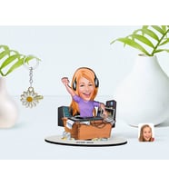 BK Gift Kişiye Özel Kadın Radyocu Karikatürlü 3D Ahşap Biblo ve İsimli Gold Papatya Anahtarlık-1 (Model 1)